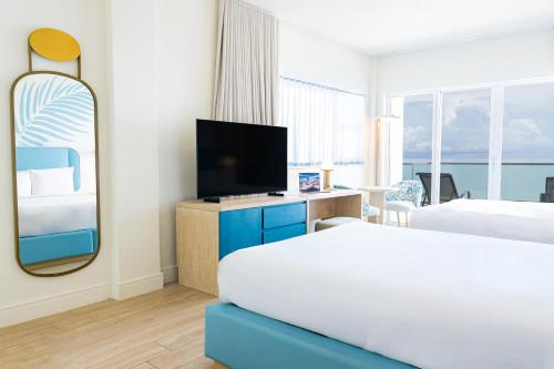 Habitación doble Deluxe con cama grande, balcón y vistas al mar del hotel Sherry Fontenac Oceanfront. Foto 2