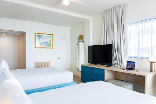 Habitación doble Deluxe con cama grande, balcón y vistas al mar del hotel Sherry Fontenac Oceanfront. Foto 3