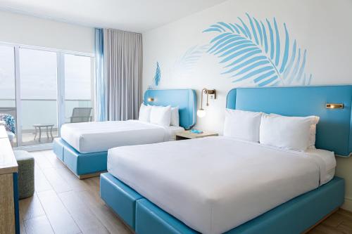 Habitación doble Deluxe con cama grande, balcón y vistas al mar del hotel Sherry Fontenac Oceanfront. Foto 4