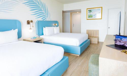 Habitación doble Deluxe con cama grande, balcón y vistas al mar del hotel Sherry Fontenac Oceanfront. Foto 5