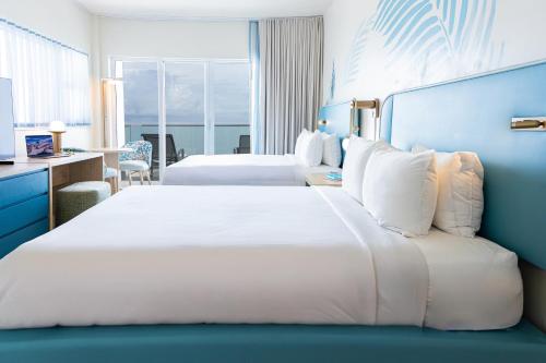 Habitación doble Deluxe con cama grande, balcón y vistas al mar del hotel Sherry Fontenac Oceanfront. Foto 6