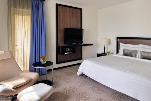 Suite Junior AVANI del hotel Avani Deira Dubai. Foto 1