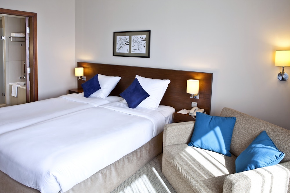 Habitacion Superior con 1 cama doble y Sofa del hotel Novotel Dubai Deira City Centre. Foto 2