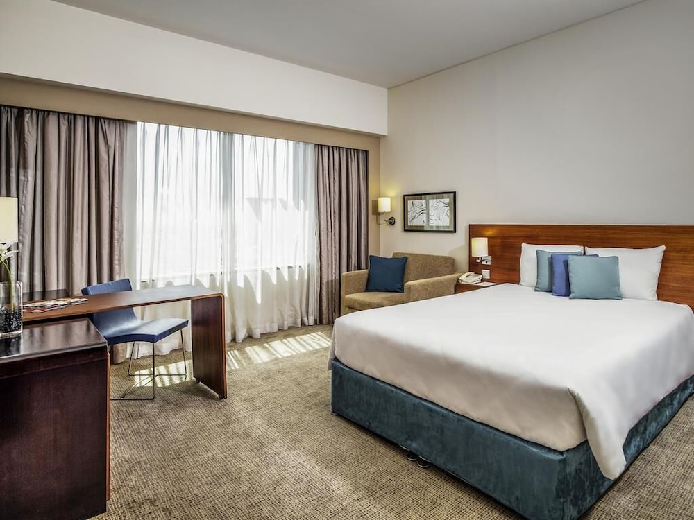 Habitacion Superior con 1 cama doble y Sofa del hotel Novotel Dubai Deira City Centre. Foto 6