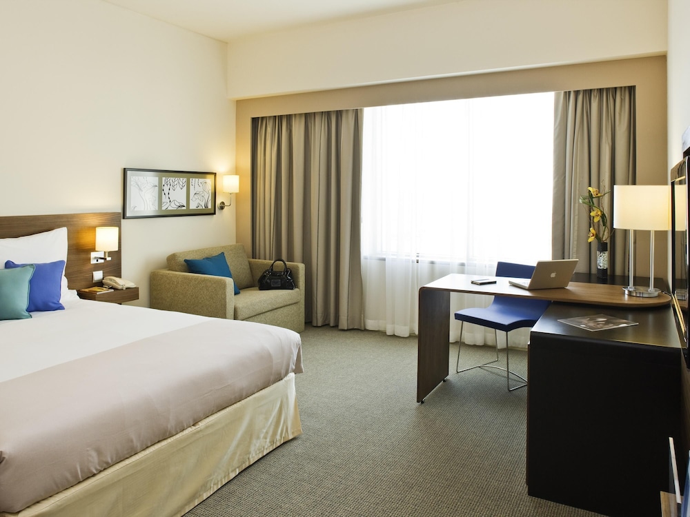 Habitacion Superior con 1 cama doble y Sofa del hotel Novotel Dubai Deira City Centre. Foto 7