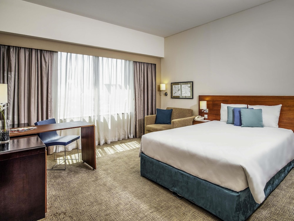 Habitacion Superior con 1 cama doble y Sofa del hotel Novotel Dubai Deira City Centre. Foto 8