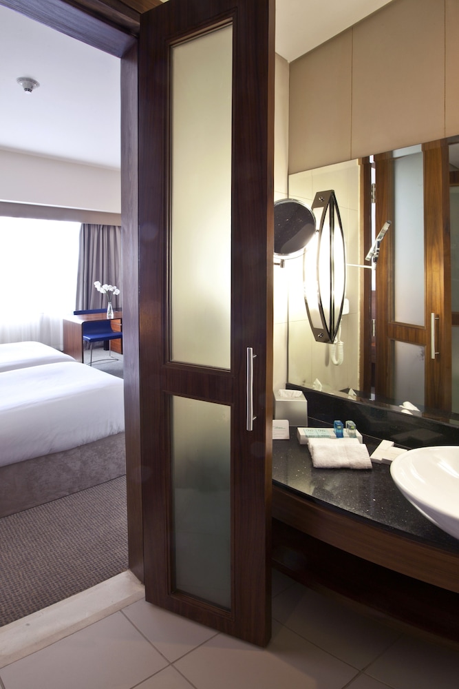 Habitación Ejecutiva con 1 cama doble del hotel Novotel Dubai Deira City Centre. Foto 8