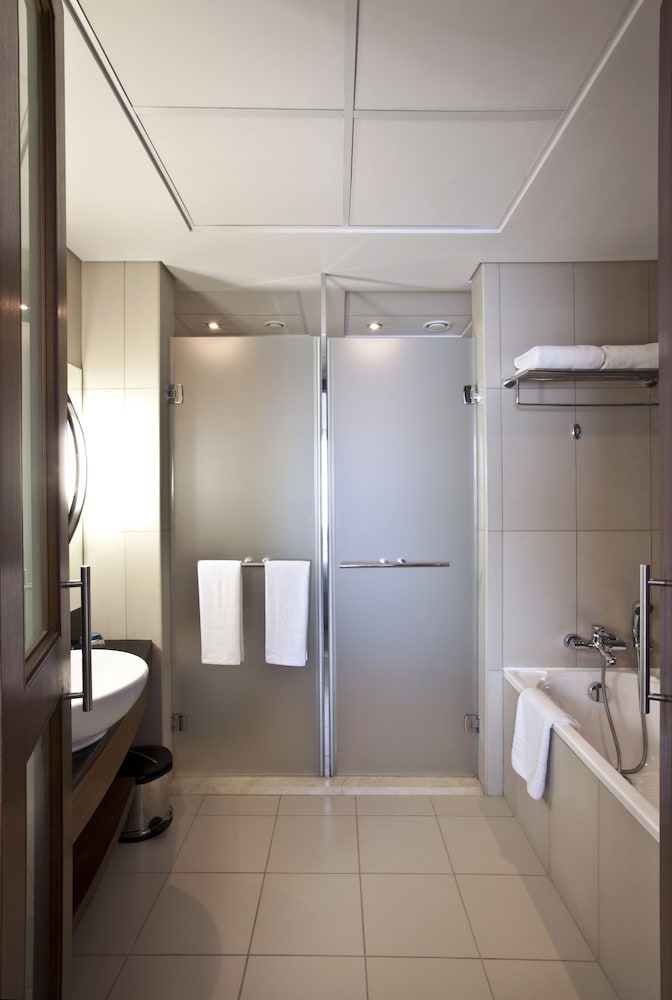 Habitación Ejecutiva con 1 cama doble del hotel Novotel Dubai Deira City Centre. Foto 9