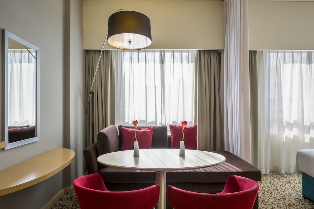 Habitación superior con 2 camas individuales del hotel Novotel Dubai Deira City Centre. Foto 3