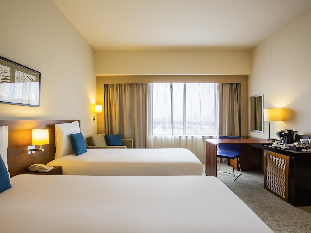 Habitación superior con 2 camas individuales del hotel Novotel Dubai Deira City Centre. Foto 4