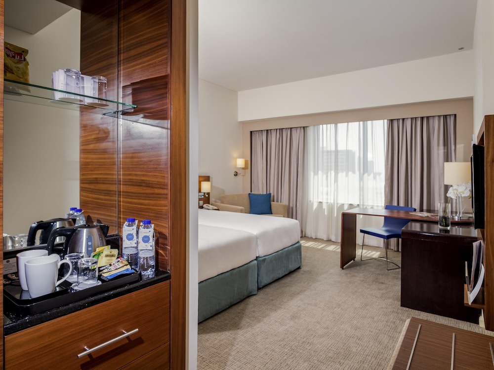Habitación superior con 2 camas individuales del hotel Novotel Dubai Deira City Centre. Foto 7