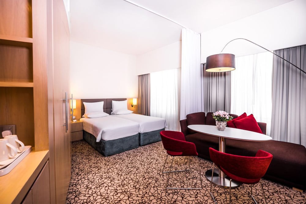 Suite con 2 camas individuales del hotel Novotel Suites Mall Avenue Dubai. Foto 3