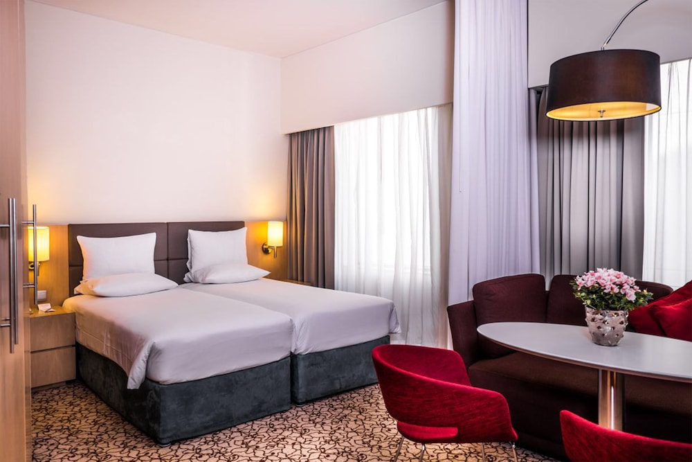 Suite con 2 camas individuales del hotel Novotel Suites Mall Avenue Dubai. Foto 4