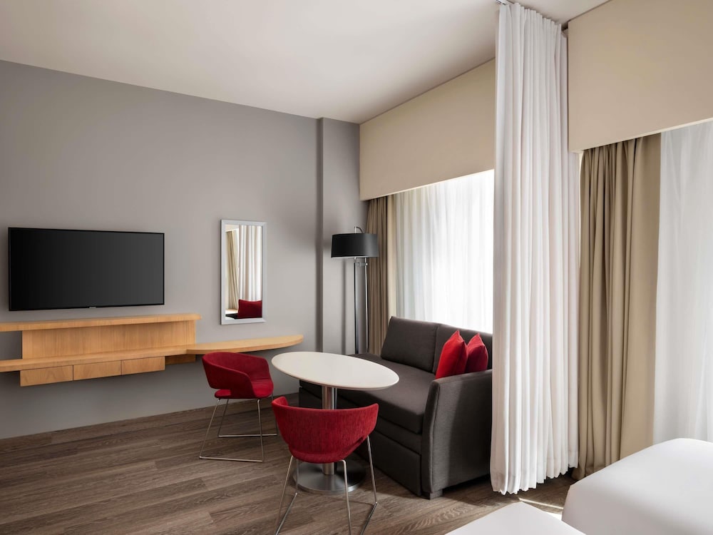Suite con 2 camas individuales del hotel Novotel Suites Mall Avenue Dubai. Foto 7