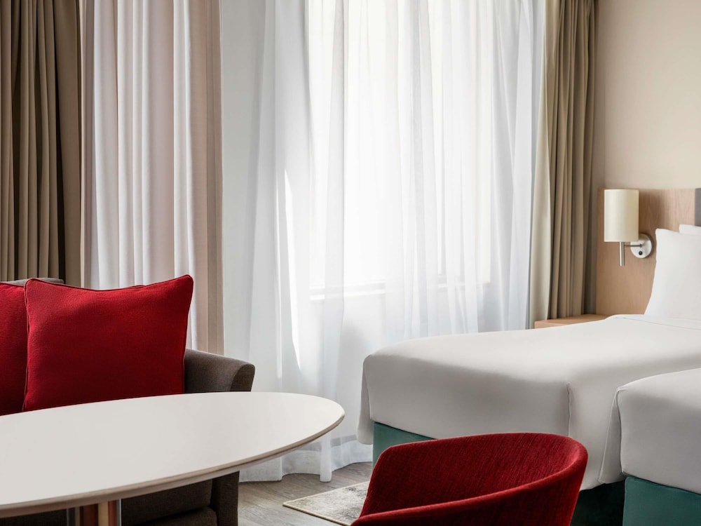 Suite con 2 camas individuales del hotel Novotel Suites Mall Avenue Dubai. Foto 9