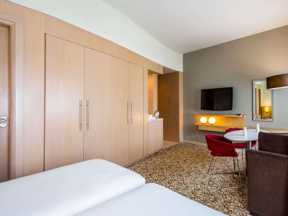 Suite con 2 camas individuales del hotel Novotel Suites Mall Avenue Dubai. Foto 10