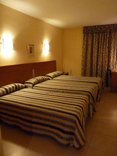Habitación Triple del hotel Avenida El Morell. Foto 3