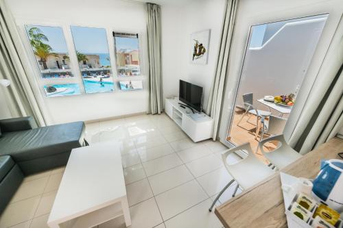 Bungalow Vista Mar Con Cocina Premium Sofá Cama incluido 2 Camas individuales del hotel Bahia Calma Beach. Foto 2