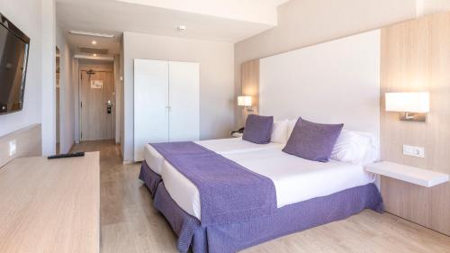 Habitación Doble con vistas al mar del hotel Be Live Adults Only Marivent. Foto 3