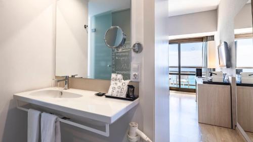Suite Junior con vistas al mar del hotel Be Live Adults Only Marivent. Foto 1