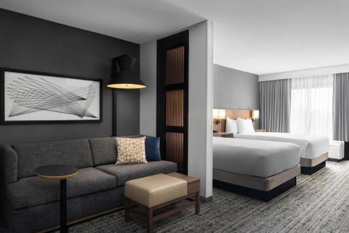 Habitación Doble con 2 camas dobles y 1 sofá cama del hotel Hyatt Place San Antonio Riverwalk Hotel. Foto 3