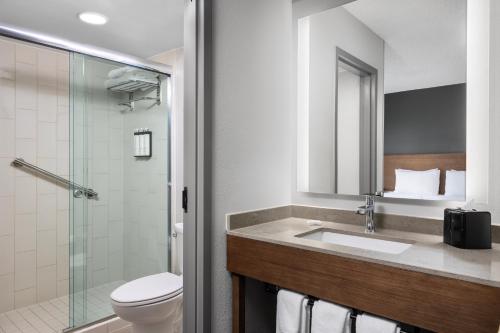 Habitación con cama extragrande, sofá cama y vistas al río del hotel Hyatt Place San Antonio Riverwalk Hotel. Foto 1