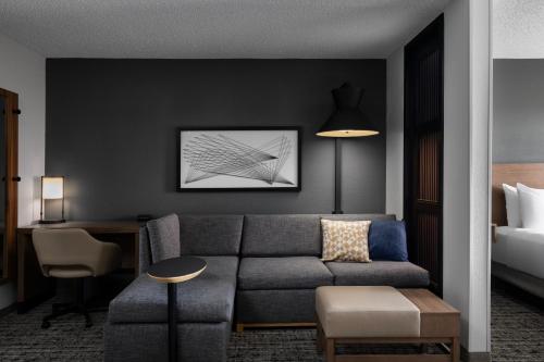 Habitación doble con 2 camas dobles y sofá cama del hotel Hyatt Place San Antonio Riverwalk Hotel