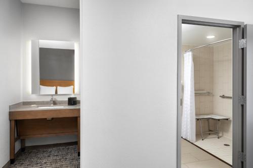 Habitación con cama grande, sofá cama y ducha accesible en silla de ruedas - Adaptada para personas con discapacidad del hotel Hyatt Place San Antonio Riverwalk Hotel. Foto 1
