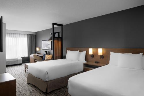 Habitación Doble con sofá cama y ducha accesible en silla de ruedas - 2 camas dobles - Adaptada para personas de movilidad reducida del hotel Hyatt Place San Antonio Riverwalk Hotel. Foto 3