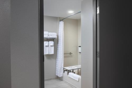 Habitación Doble con sofá cama y bañera - 2 camas dobles - Adaptada para personas de movilidad reducida del hotel Hyatt Place San Antonio Riverwalk Hotel. Foto 1