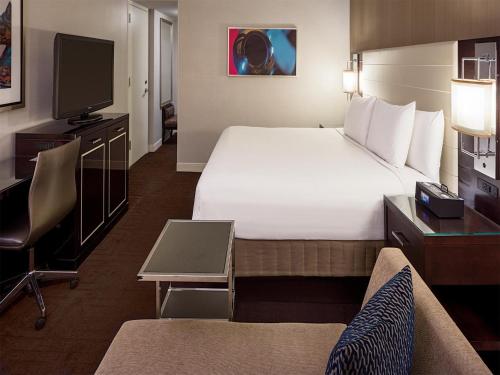 Habitación con cama extragrande y acceso al club del hotel Hyatt Regency New Orleans. Foto 4