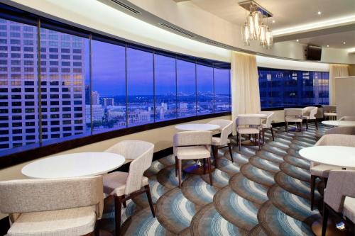 Habitación con cama extragrande y acceso al club del hotel Hyatt Regency New Orleans. Foto 5