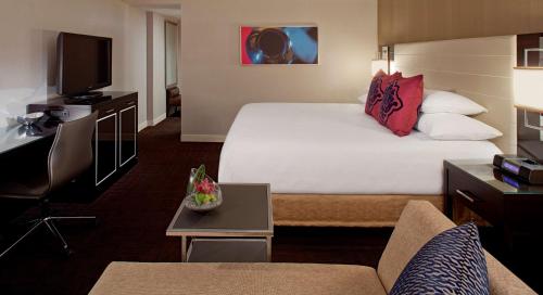 Habitación con cama extragrande y acceso al club del hotel Hyatt Regency New Orleans. Foto 7