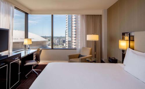 Habitación Esquinera con cama extragrande del hotel Hyatt Regency New Orleans. Foto 4