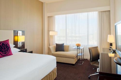 Habitación con cama extragrande. del hotel Hyatt Regency New Orleans. Foto 5