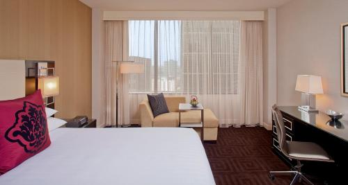 Habitación con cama grande del hotel Hyatt Regency New Orleans. Foto 5