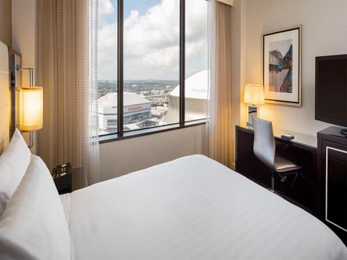 Habitación con 2 camas grandes y vistas a la ciudad del hotel Hyatt Regency New Orleans. Foto 5