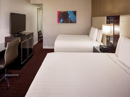 Habitación con 2 camas grandes y vistas a la ciudad del hotel Hyatt Regency New Orleans. Foto 7