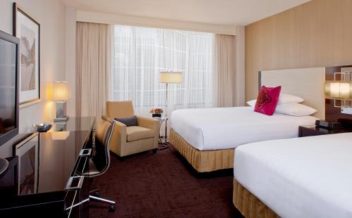 Habitación adaptada para personas con discapacidad con ducha accesible - 2 camas grandes del hotel Hyatt Regency New Orleans. Foto 1
