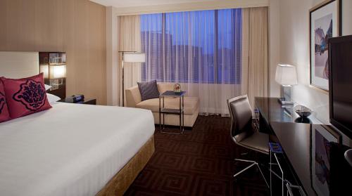 Habitación adaptada para personas con discapacidad con ducha accesible - 2 camas grandes del hotel Hyatt Regency New Orleans. Foto 2