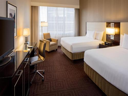 Habitación adaptada para personas con discapacidad con ducha accesible - 2 camas grandes del hotel Hyatt Regency New Orleans. Foto 5