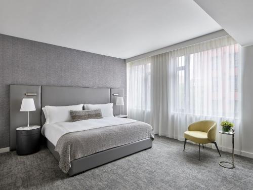 Alojamiento Deluxe - 1 cama extragrande - Adaptado para personas de movilidad reducida del hotel Smyth, A Thompson Hotel