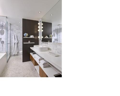 Alojamiento Deluxe - 1 cama extragrande - Adaptado para personas de movilidad reducida del hotel Smyth, A Thompson Hotel. Foto 1