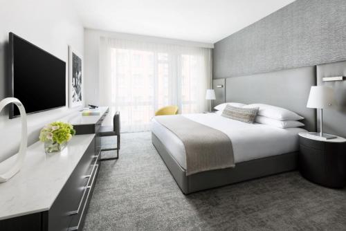 Alojamiento Deluxe - 1 cama extragrande - Adaptado para personas de movilidad reducida del hotel Smyth, A Thompson Hotel. Foto 2