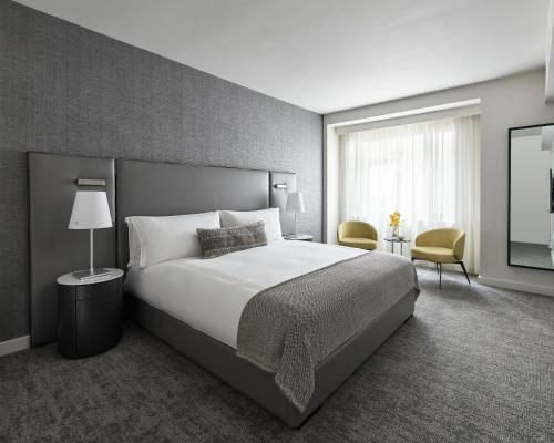 Suite Junior con sofá cama - Cama doble grande del hotel Smyth, A Thompson Hotel. Foto 1