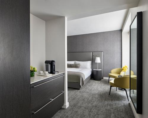 Suite Junior con sofá cama - Cama doble grande del hotel Smyth, A Thompson Hotel. Foto 6