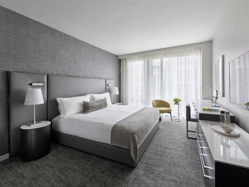 Alojamiento Deluxe - 1 cama extragrande - Adaptado para personas de movilidad reducida del hotel Smyth, A Thompson Hotel. Foto 3