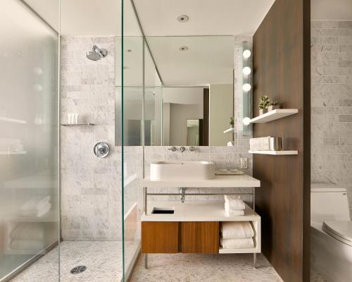 Deluxe con cama grande y terraza del hotel Smyth, A Thompson Hotel. Foto 1