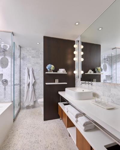 Suite Junior con sofá cama - Cama doble grande del hotel Smyth, A Thompson Hotel. Foto 4