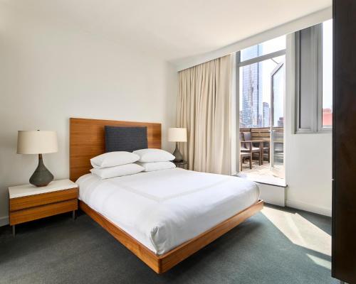 Deluxe con cama grande y terraza del hotel Smyth, A Thompson Hotel